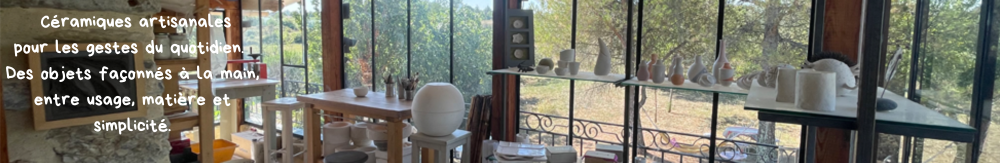 Bandeau presentant l'intérieur de l'atelier avec le texte: Céramiques artisanales pour les gestes du quotidien Des objets façonnés à la main, entre usage, matière et simplicité