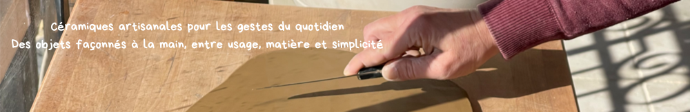 Bandeau presentant une main travaillant la terre avec le texte: Céramiques artisanales pour les gestes du quotidien Des objets façonnés à la main, entre usage, matière et simplicité