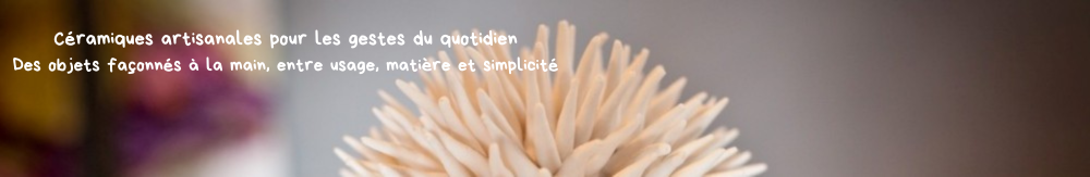 bandeau presentant le haut d'un oursin en porcelaine avec le texte: Céramiques artisanales pour les gestes du quotidien Des objets façonnés à la main, entre usage, matière et simplicité